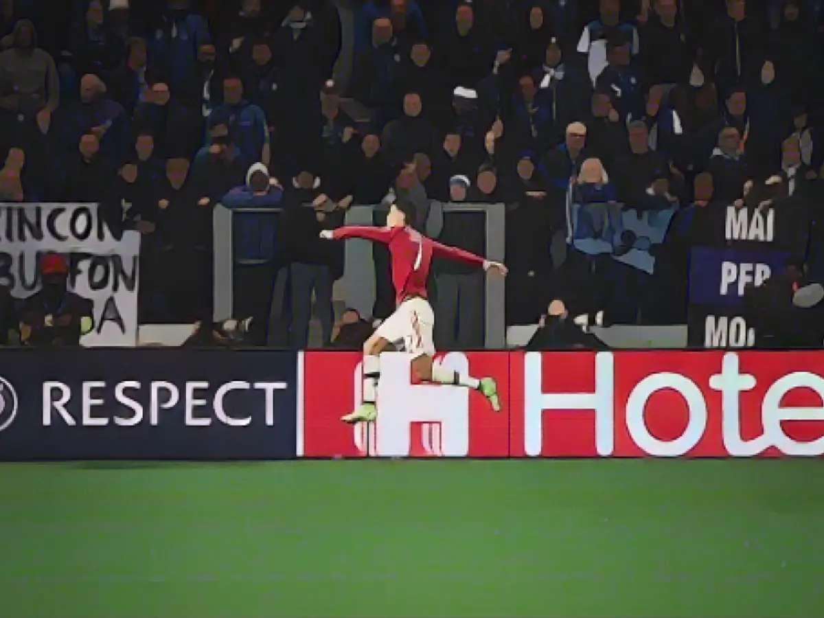 Cristiano Ronaldo Atalanta karşısında attığı golün ardından kutlama yapıyor.