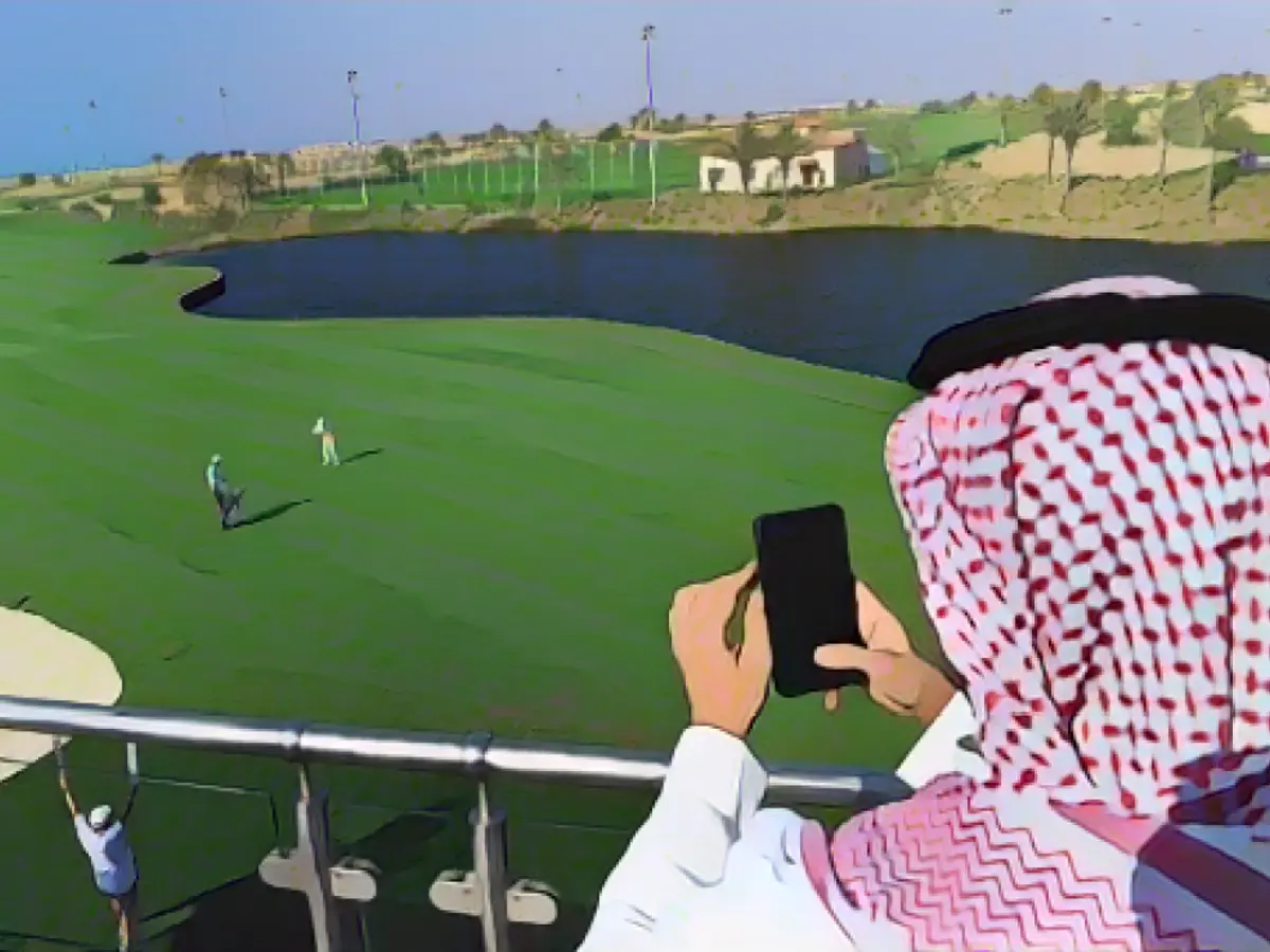 Un bărbat saudit privește o jucătoare de golf care participă la turneul de golf Saudi Ladies International, la 15 noiembrie 2020.