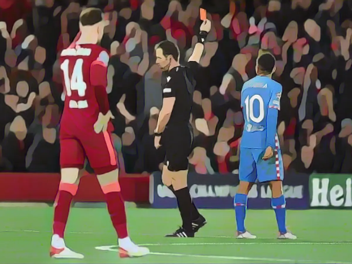 El árbitro Danny Makkelie muestra la tarjeta roja a Felipe (invisible), del Atlético de Madrid.