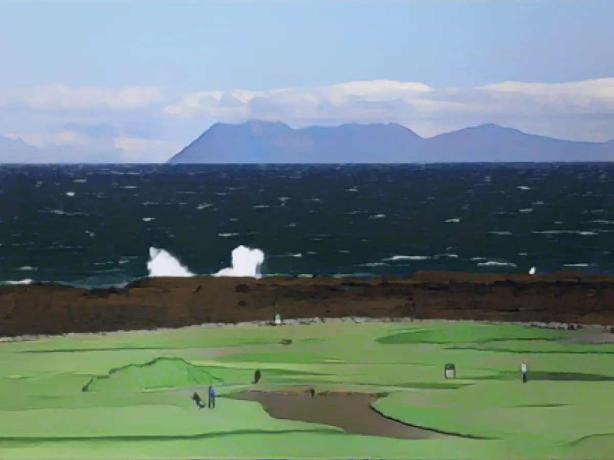 Вид на поле из здания клуба гольф-клуба 