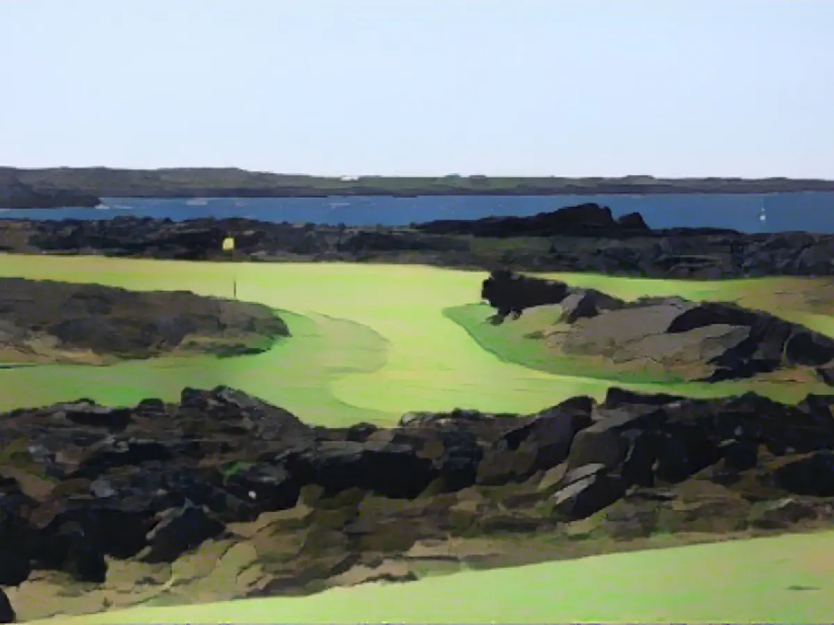 Hafnarfjordur'daki Keilir Golf Kulübü'nde par 4 üçüncü delik.