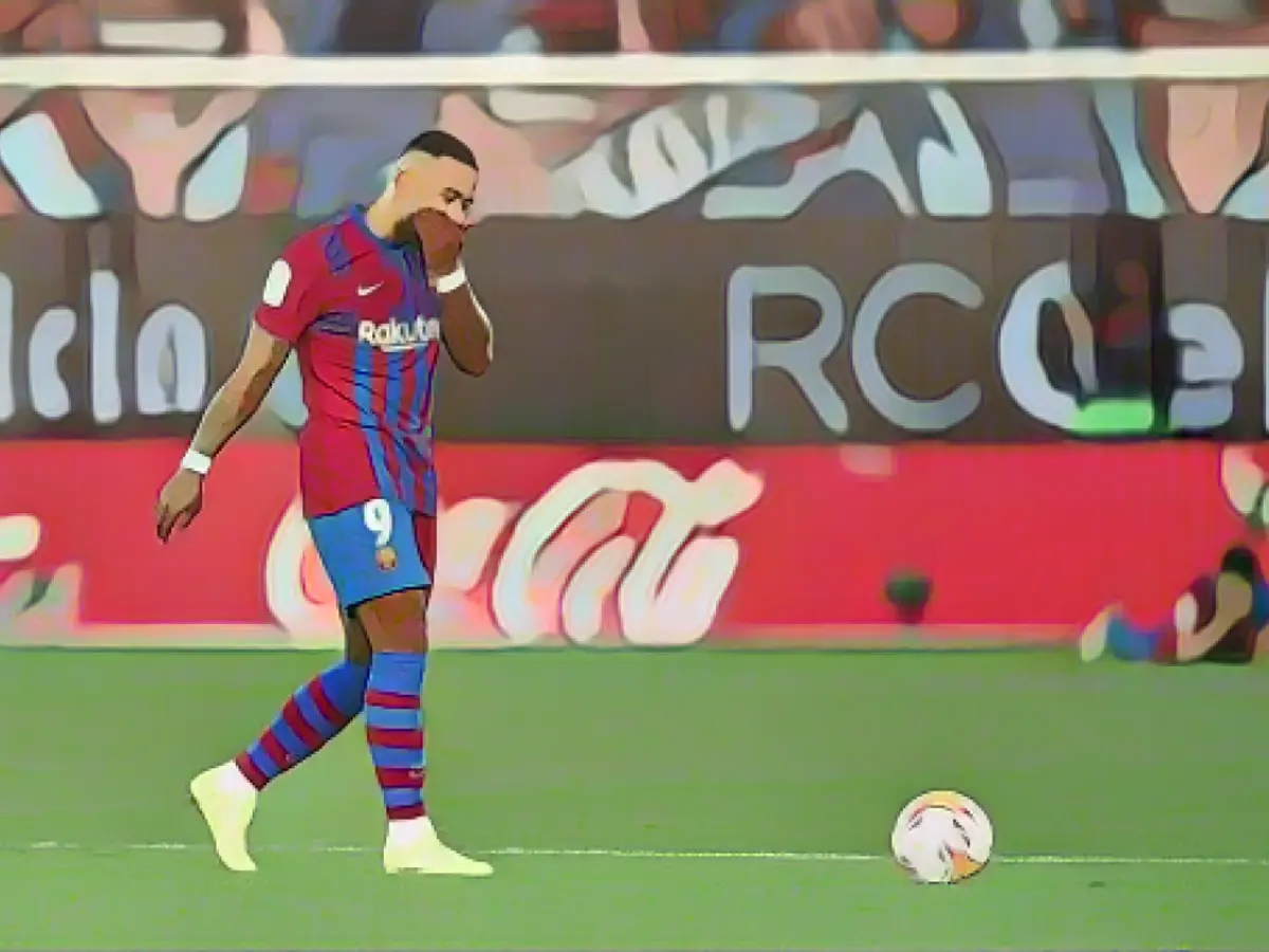 Golgeterul Depay privește în timpul meciului dintre Barcelona și Celta Vigo (3-3).
