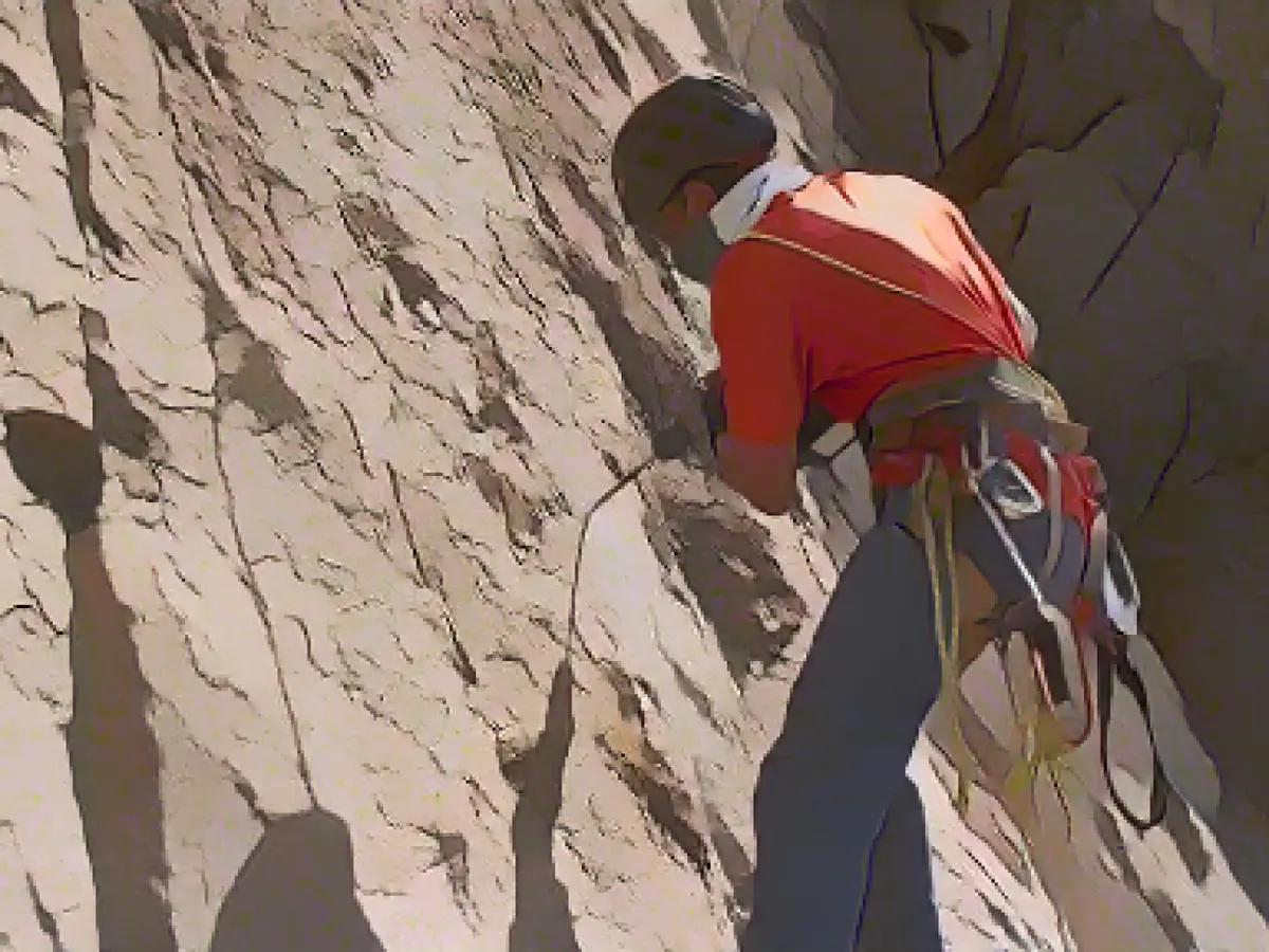 Abdulrahman Alabdu è il primo istruttore di arrampicata su roccia certificato in Arabia Saudita.