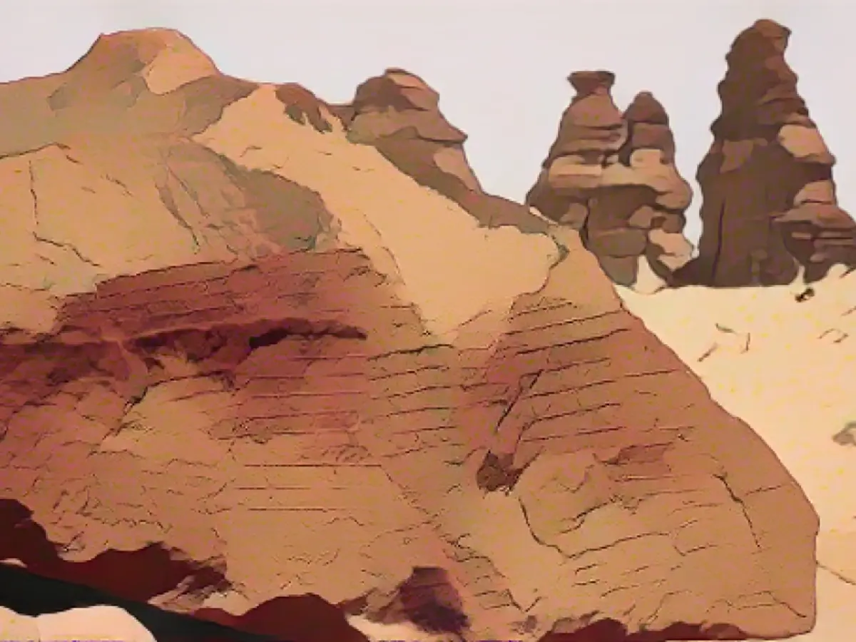 Dies ist eine Nekropole der Nabatäer, die auch Petra in Jordanien erbaut haben.