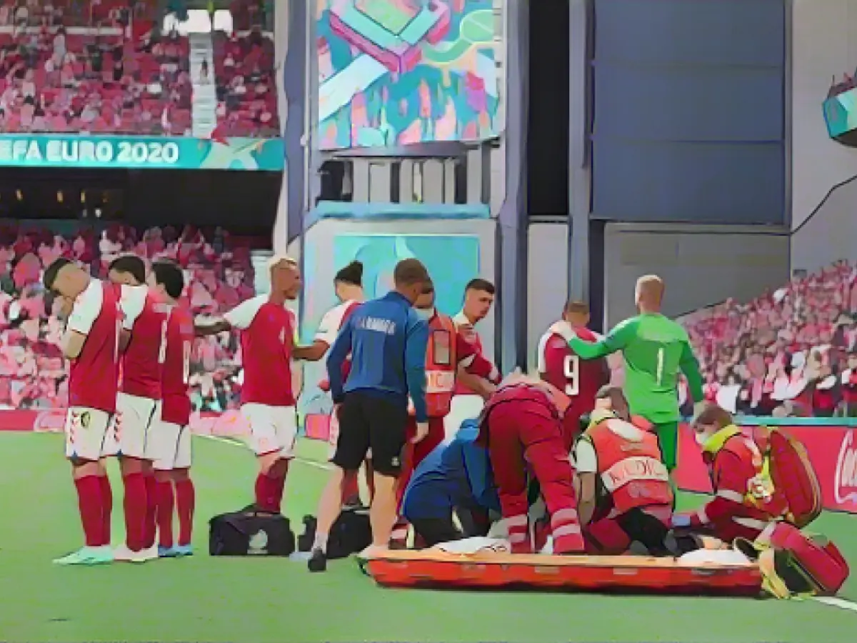 Eriksen a reçu un traitement médical sur le terrain lors de l'Euro 2020.