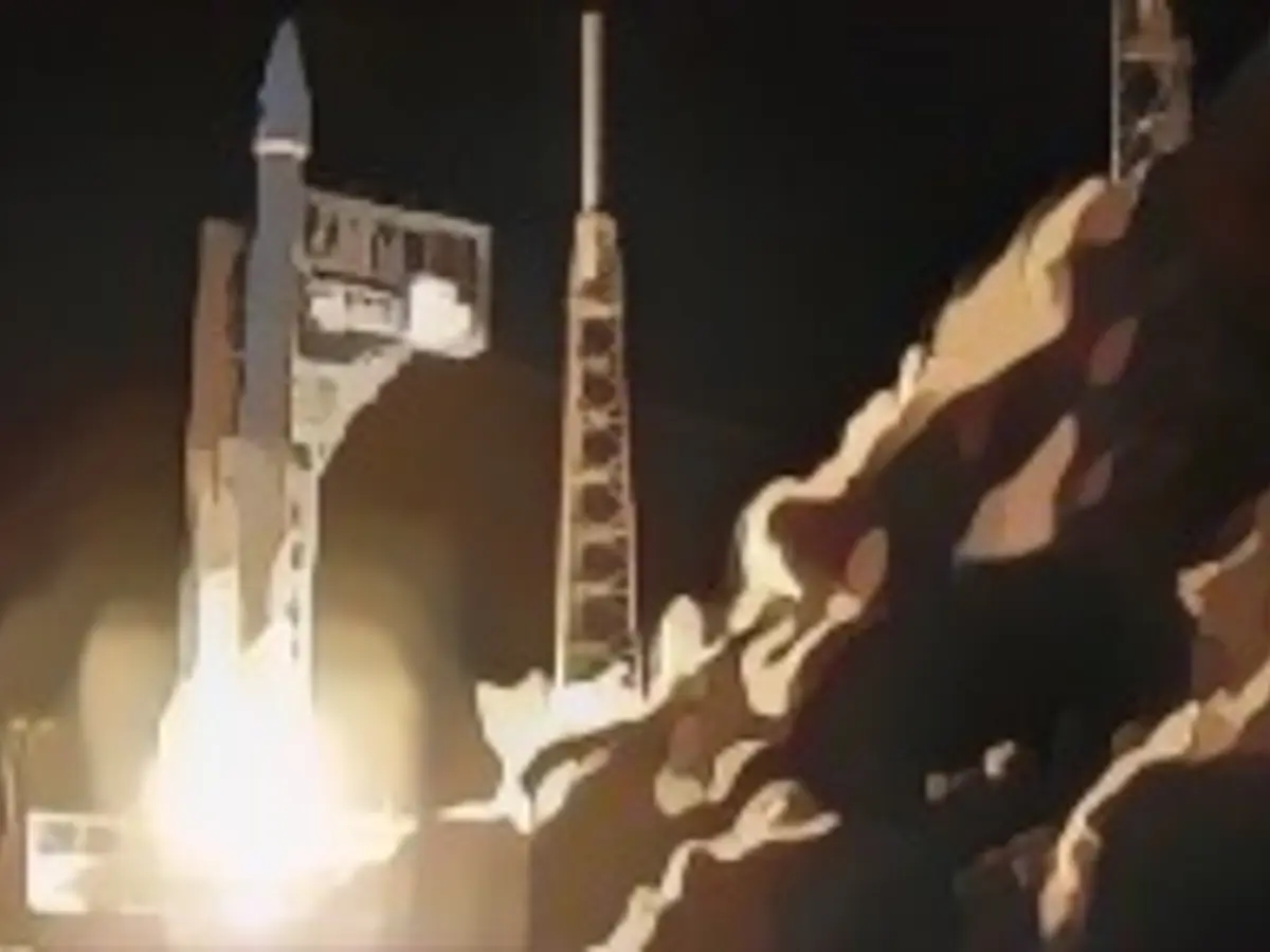 Nava spațială Lucy a NASA, aflată în vârful unei rachete Atlas 5 a United Launch Alliance pentru o misiune de studiere a asteroizilor troieni din sistemul solar exterior, este lansată de pe platforma 41 de la Stația Forțelor Spațiale Cape Canaveral, în Cape Canaveral, Florida, 16 octombrie 2021. REUTERS/Thom Baur