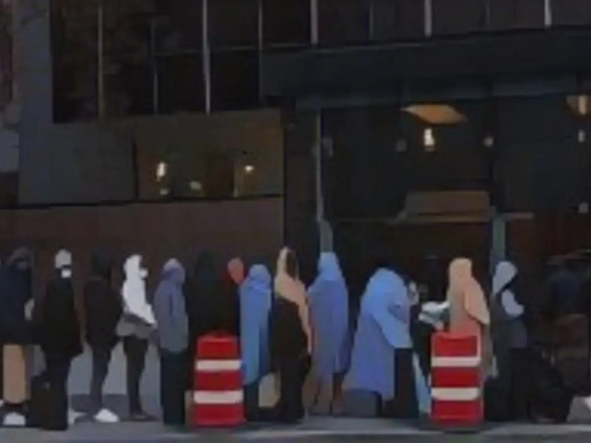 Des immigrants font la queue devant le tribunal de l'immigration de Federal Plaza à New York, aux États-Unis, le 6 novembre 2023.  REUTERS/Shannon Stapleton