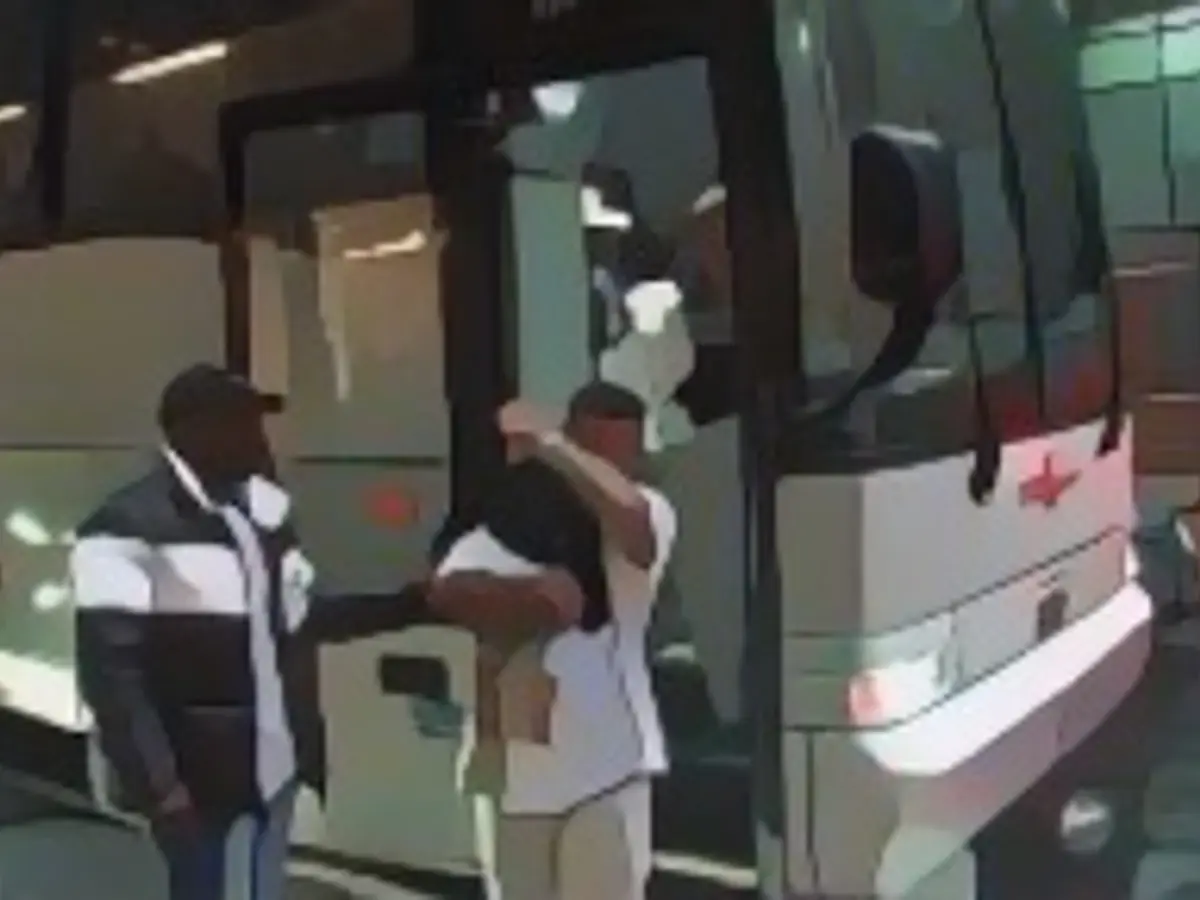 Quatro autocarros que transportavam migrantes chegaram à praça de autocarros de Secaucus Junction, em Nova Jérsia, a 30 de dezembro de 2023.