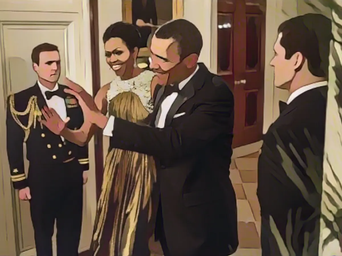 Обама приветствовала публику на церемонии Kennedy Center Honors в декабре 2012 года в потрясающем платье из золотого ламе от Michael Kors, отметила модный консультант Микки Тейлор.