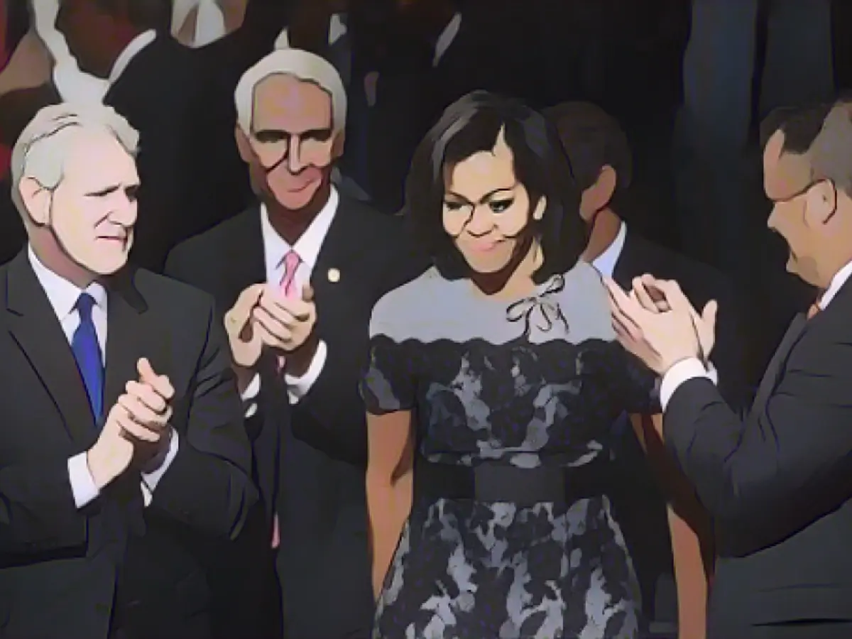 En el último debate presidencial de 2012, celebrado en Boca Ratón (Florida), Obama lució el mismo vestido gris niebla de Thom Browne con superposición de encaje negro que había llevado en la Convención Nacional Demócrata, retocado esta vez con un cinturón negro y un broche de piedras, señaló Taylor.
