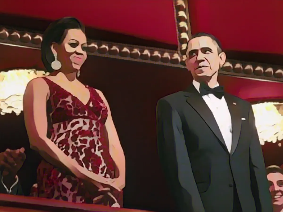 Obama realçou os talentos de Naeem Khan num vestido em tons de escarlate com lantejoulas esmagadas mate e rosas abstractas sopradas pelo vento em tule escarlate no Kennedy Center Honors de 2010, segundo Taylor.