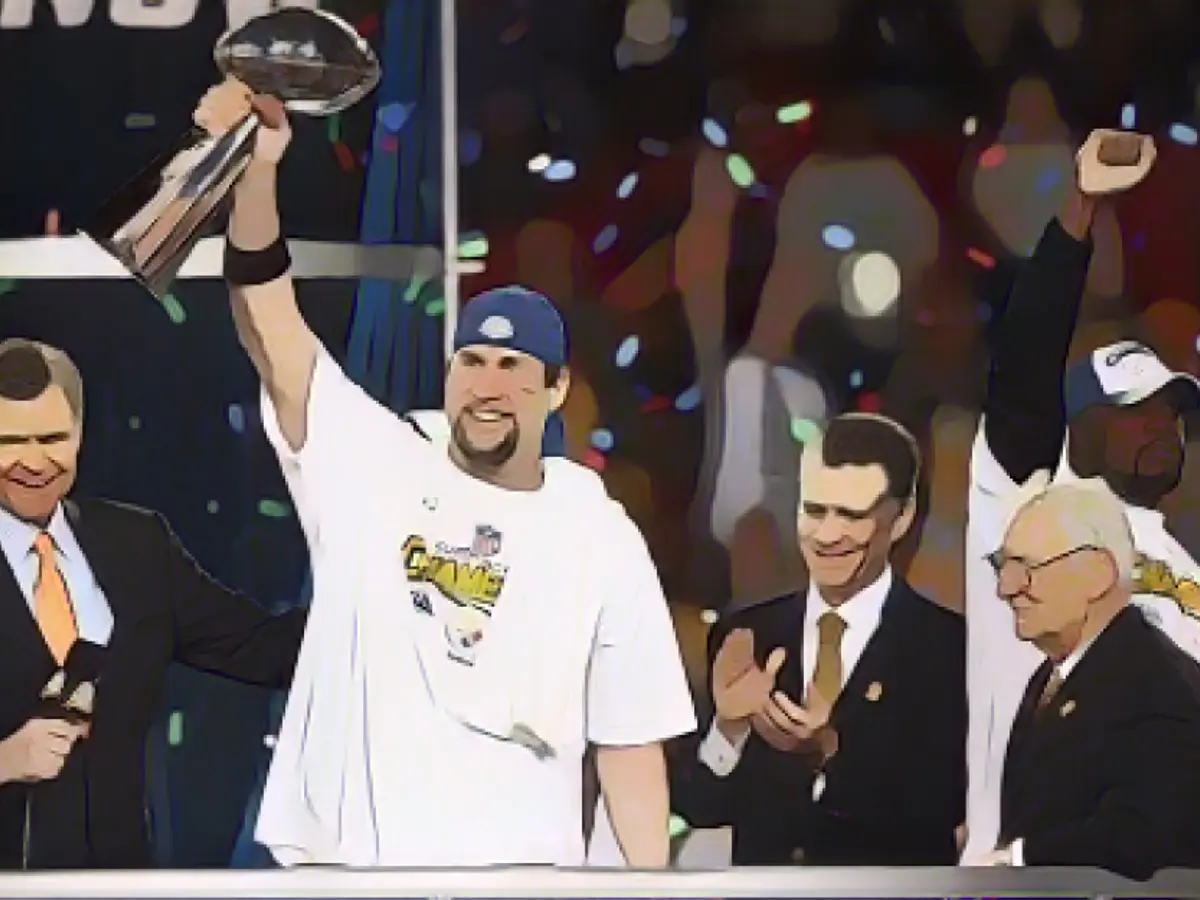 Roethlisberger ridică trofeul Lombardi după victoria echipei sale în fața celor de la Arizona Cardinals în timpul Super Bowl XLIII.