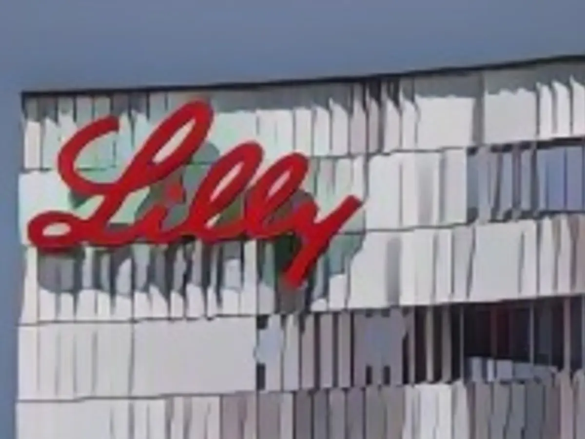 ФОТО ФИЛЬМА: Логотип Eli Lilly изображен на одном из офисов компании в Сан-Диего, Калифорния, США, 17 сентября 2020 года. REUTERS/Mike Blake/File Photo