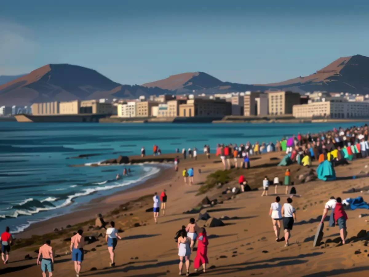 Grande grupo de pessoas na praia Las Palmas de Gran Canaria, Ilhas Canárias, Espanha