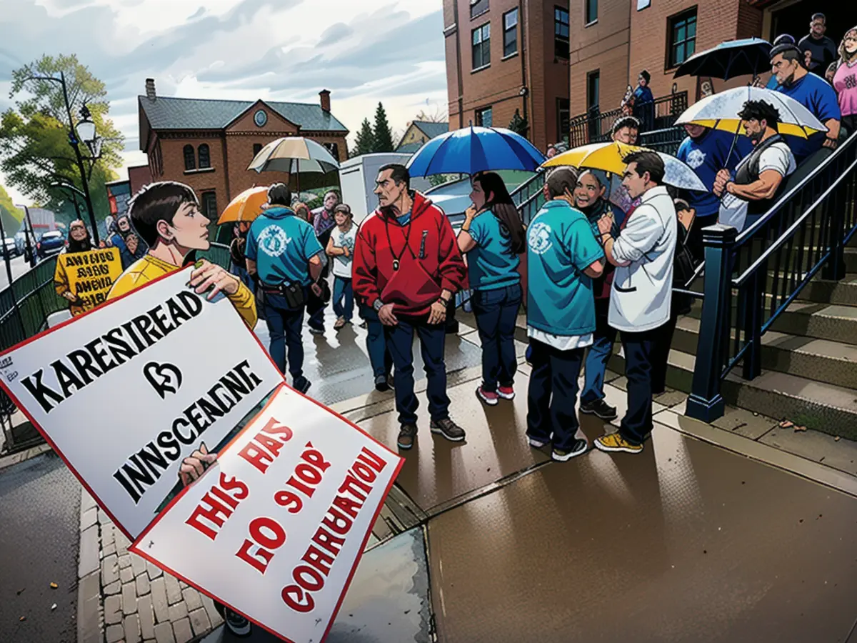 Demonstranten versammeln sich vor dem Gerichtsgebäude während einer Vorverhandlungsanhörung für Karen Read am Norfolk County Superior Court in Dedham, Massachusetts.