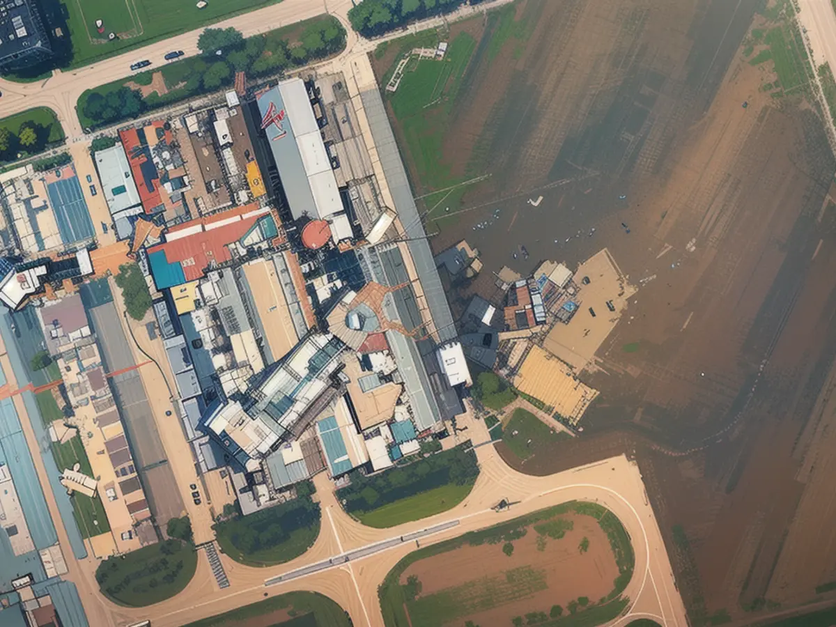 Esta imagem aérea mostra um hangar de aviação geral em Omaha, Nebraska, a 27 de abril de 2024.