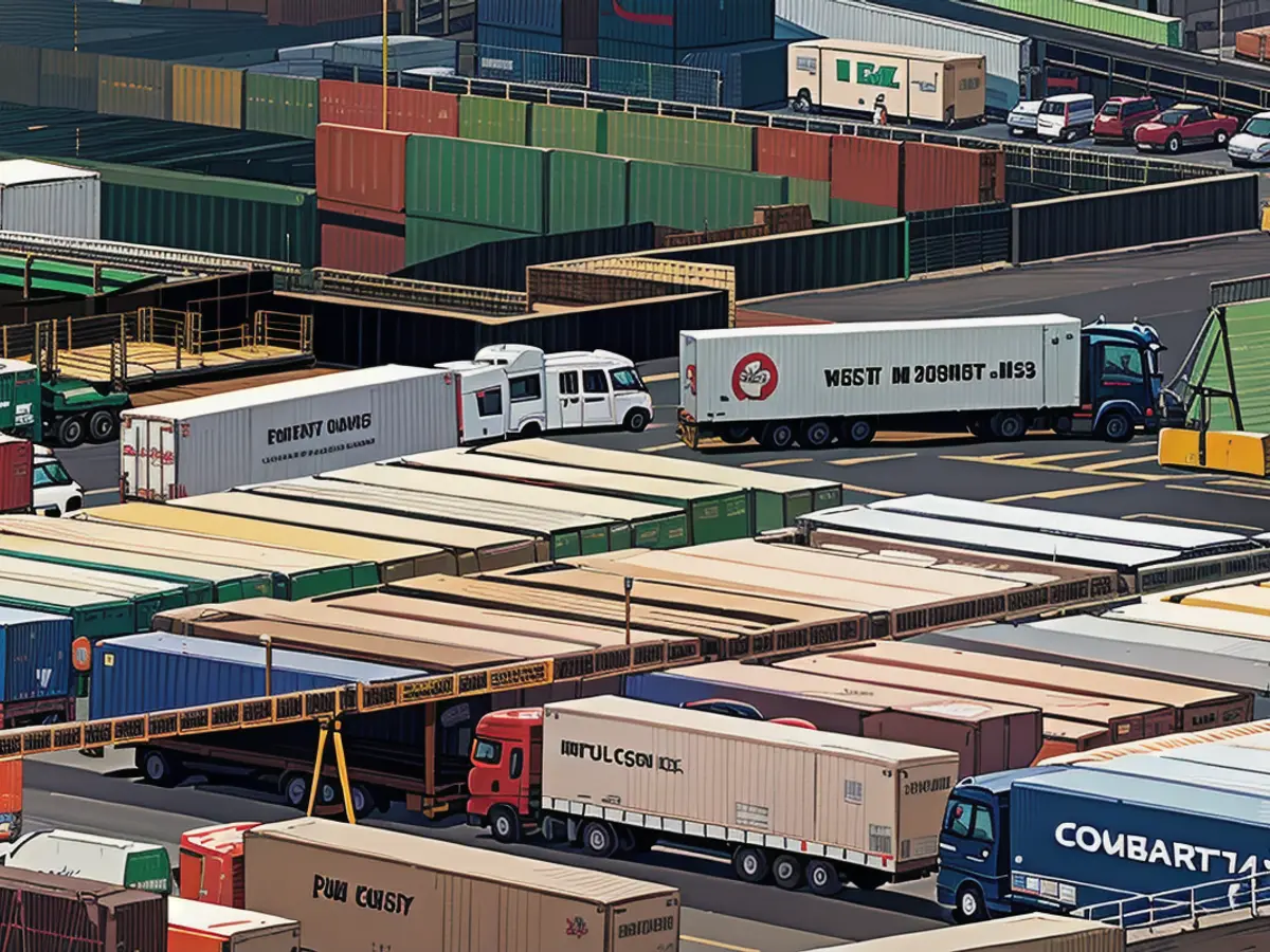 Camiões de carga circulam no porto de Dover, no Reino Unido, um dos principais pontos de entrada para as importações de alimentos da UE, em setembro de 2023.