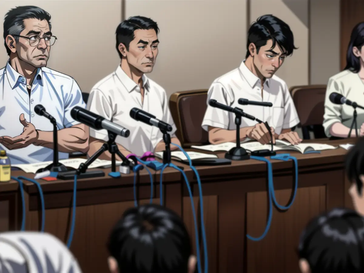 Anwälte sprechen während einer Pressekonferenz im Bezirksgericht Tokio am Dienstag, 11. Juli 2023, in Tokio. Der Oberste Gerichtshof Japans hat am Dienstag entschieden, dass die von einem Ministerium verhängten Beschränkungen für die Nutzung der Toiletten am Arbeitsplatz durch eine transsexuelle Mitarbeiterin rechtswidrig sind. Dies ist eine bahnbrechende Entscheidung, die dazu beitragen könnte, die Rechte von LGBTQ+ in einem Land zu fördern, in dem es immer noch kein Antidiskriminierungsgesetz für sexuelle Minderheiten gibt. (AP Photo/Eugene Hoshiko)