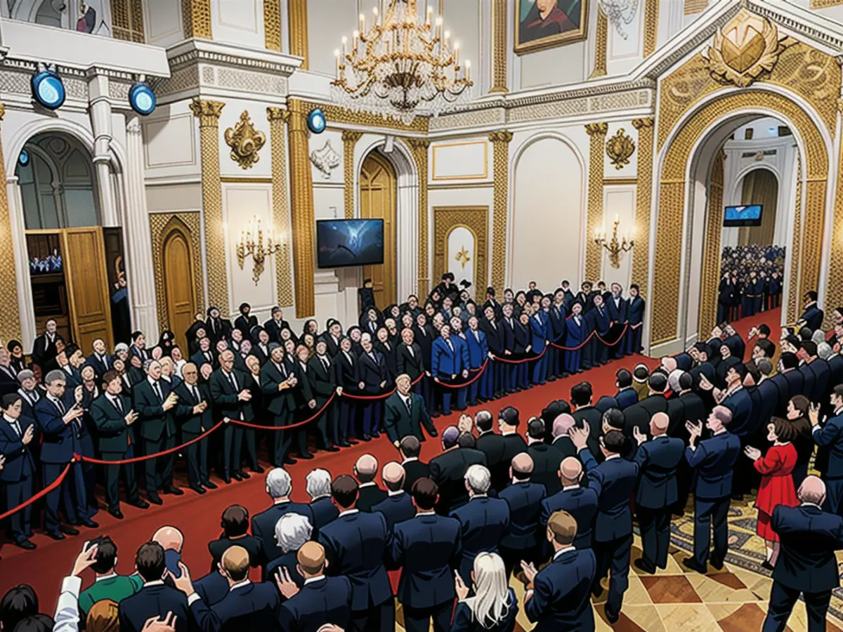 Die Anwesenden warten im Kreml, als Putin zu seiner Amtseinführung eintrifft.