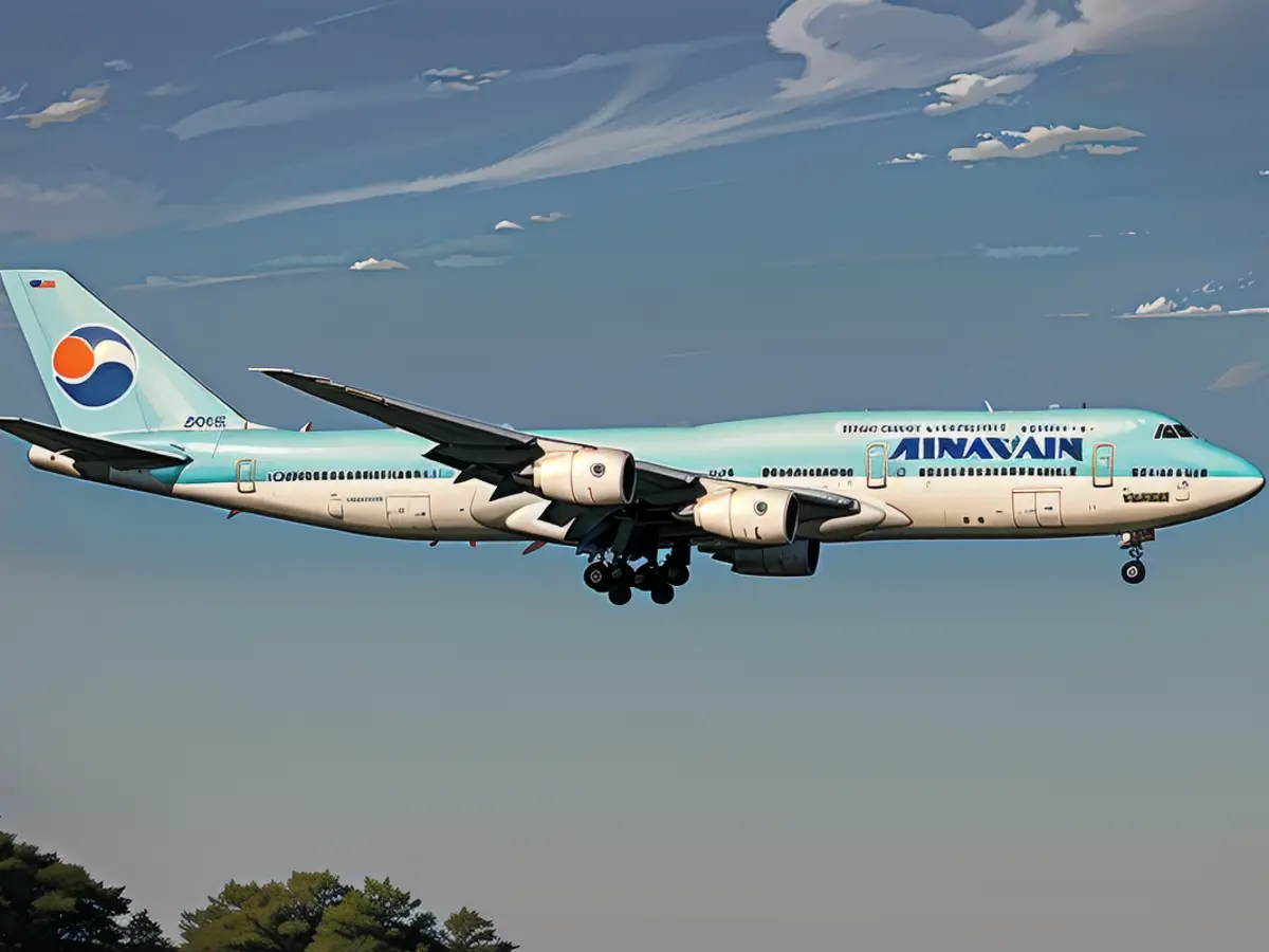 Eine Boeing 747-800 der Korean Air landet auf dem Flughafen Rom Fiumicino.