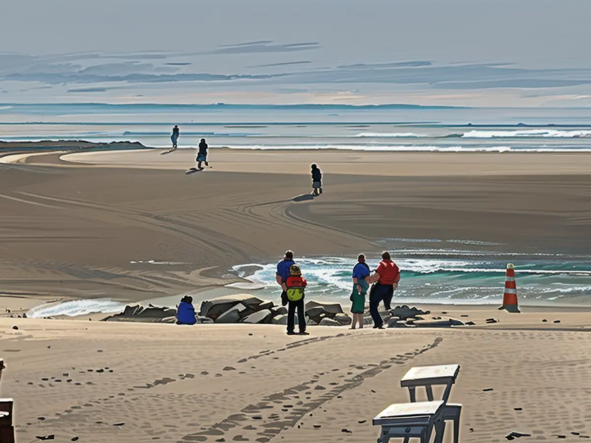 La plage de Wangerooge le vendredi matin. Les surveillants de plage vérifient les châteaux de sable...