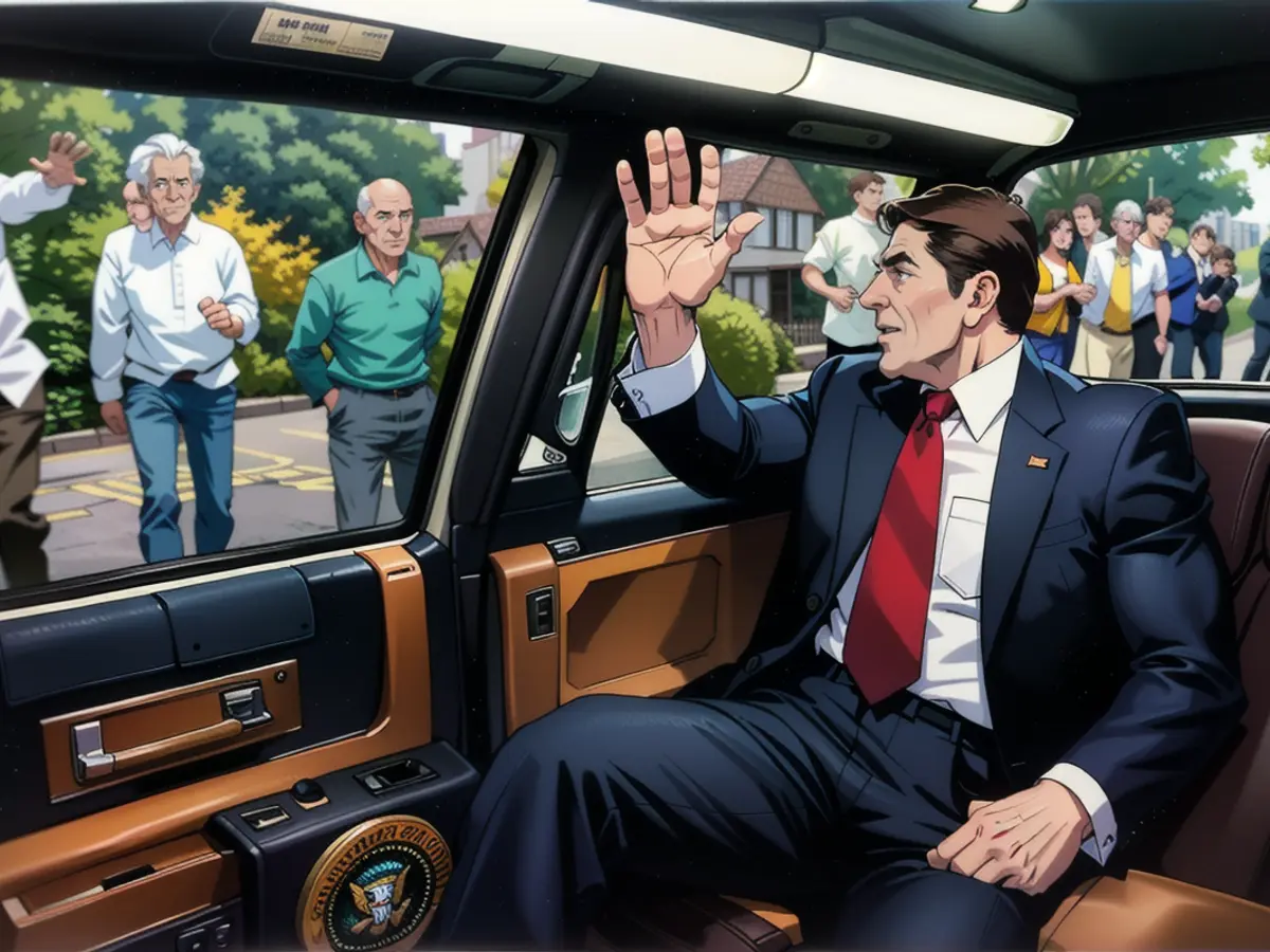 Präsident Ronald Reagan winkt aus dem Fond seiner Limousine einer Menschenschlange auf der Straße zu, als er am 26. Oktober 1984 zu einem Wahlkampfstopp in Fairfield, Connecticut, aufbricht.