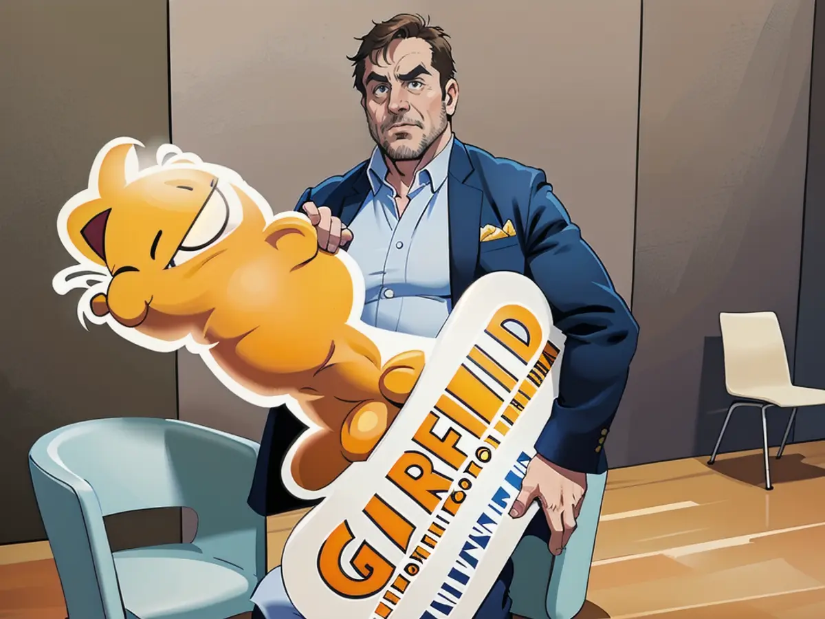 Hape Kerkeling amuses himself with a Garfield stand-up at the BILD interview in Berlin