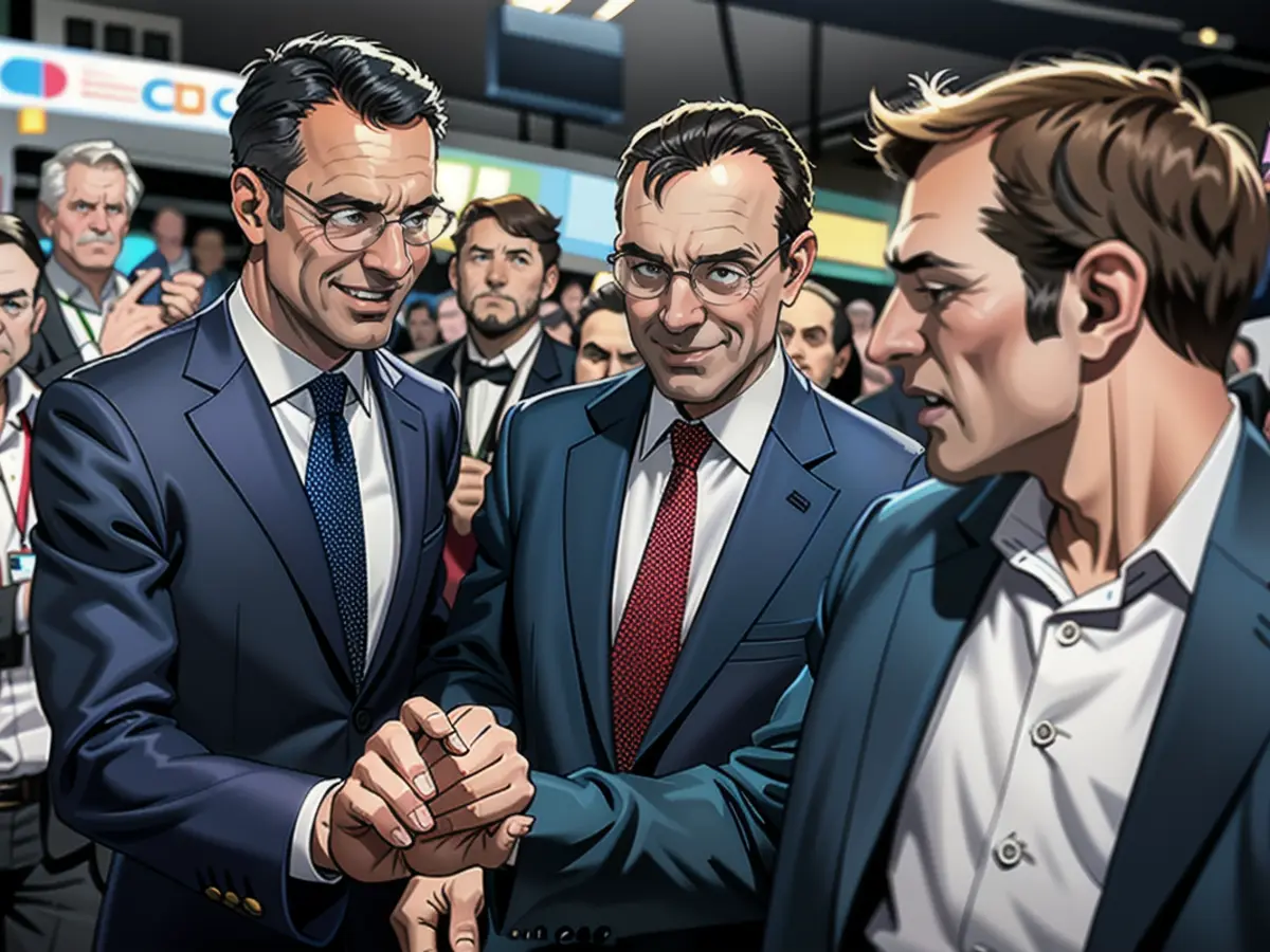 Hand in hand: Hendrik Wüst (l.) with Bavaria's Minister President Markus Söder (r., CSU) and CDU leader Friedrich Merz at the CDU party conference on May 7 in Berlin