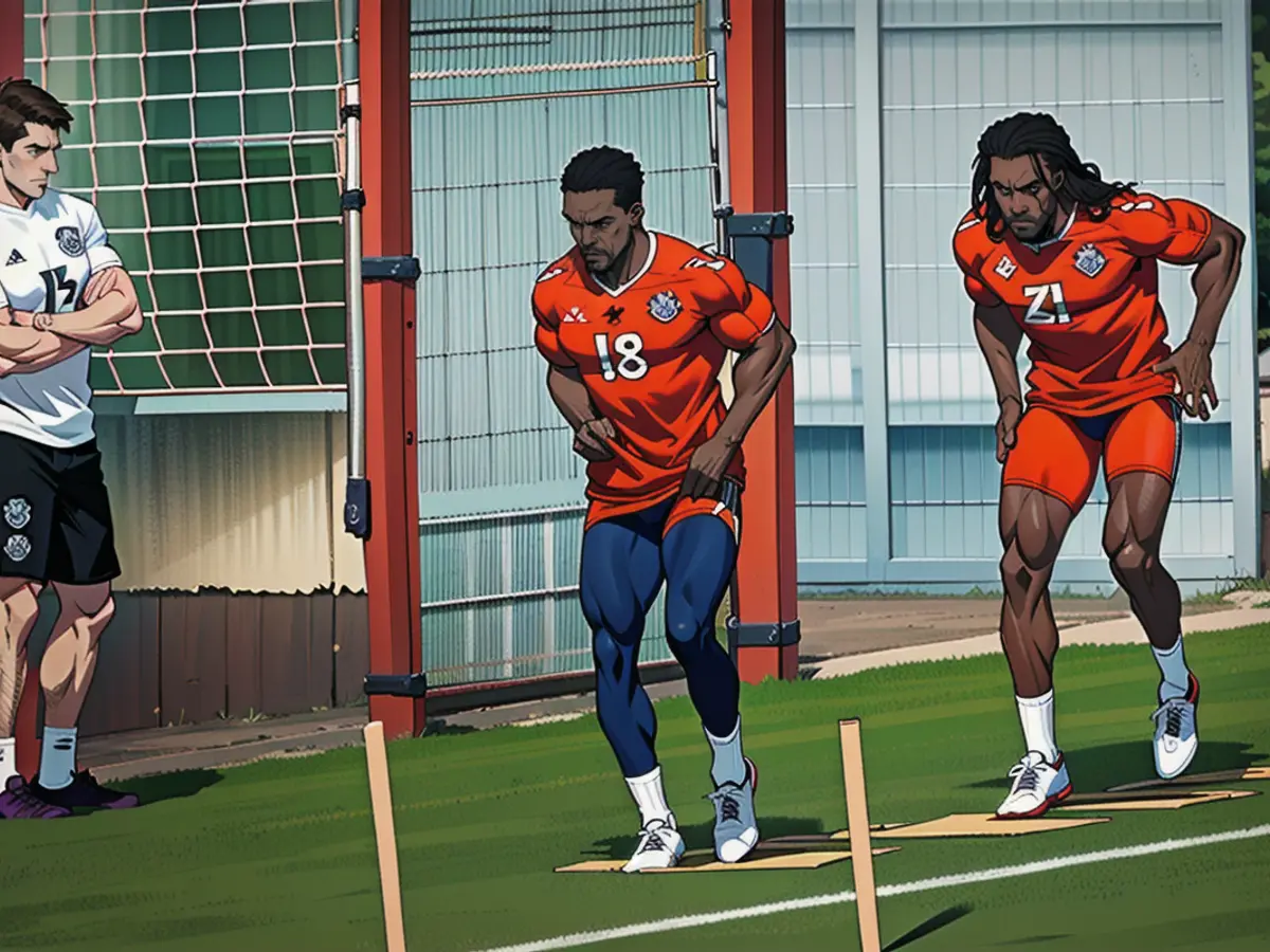 Simon Martinello (à esq.) e Bouna Sarr (à dir.), treinador de reabilitação do Bayern, durante o treino de reabilitação