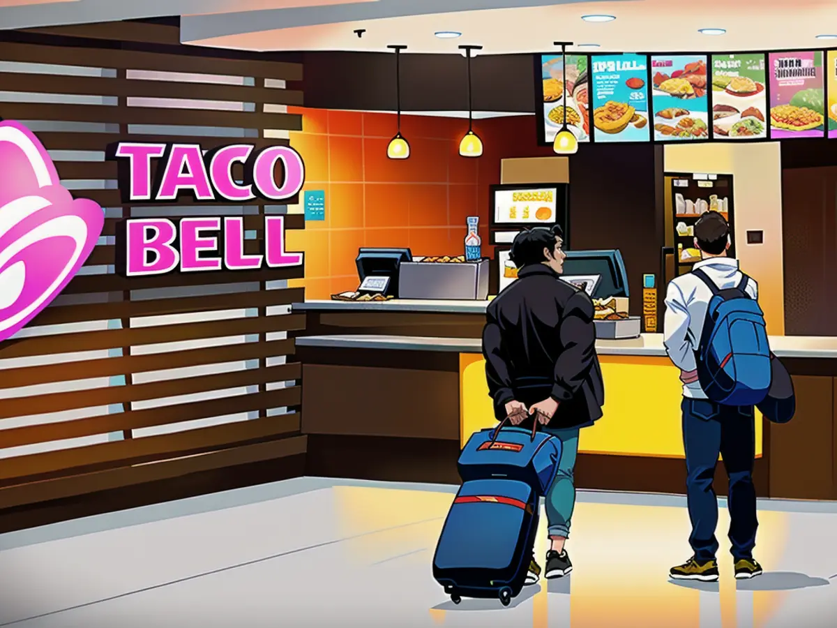 Des voyageurs étudient le menu de Taco Bell à l'aéroport de Miami (USA)