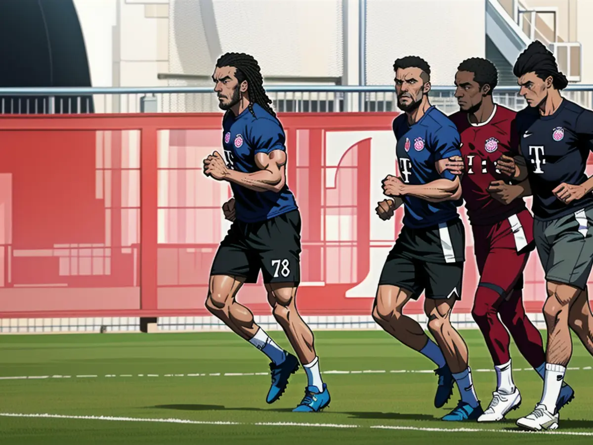 Quartet in build-up training at FC Bayern: Sacha Boey, Noussair Mazraoui, Bouna Sarr and Leroy Sané (from left)