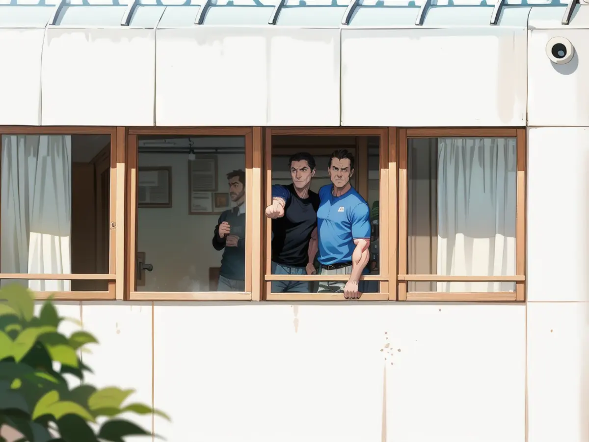 De bonne humeur : Christoph Freund (à gauche), directeur sportif du Bayern, regarde par la fenêtre...
