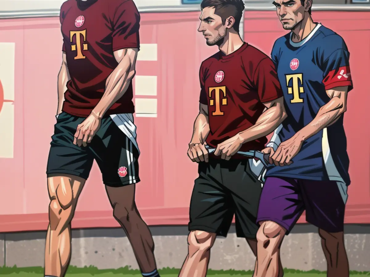 Leon Goretzka, star du Bayern, avant la séance d'entraînement secrète avec Bryan Zaragoza et Adam Aznou (de gauche à droite).