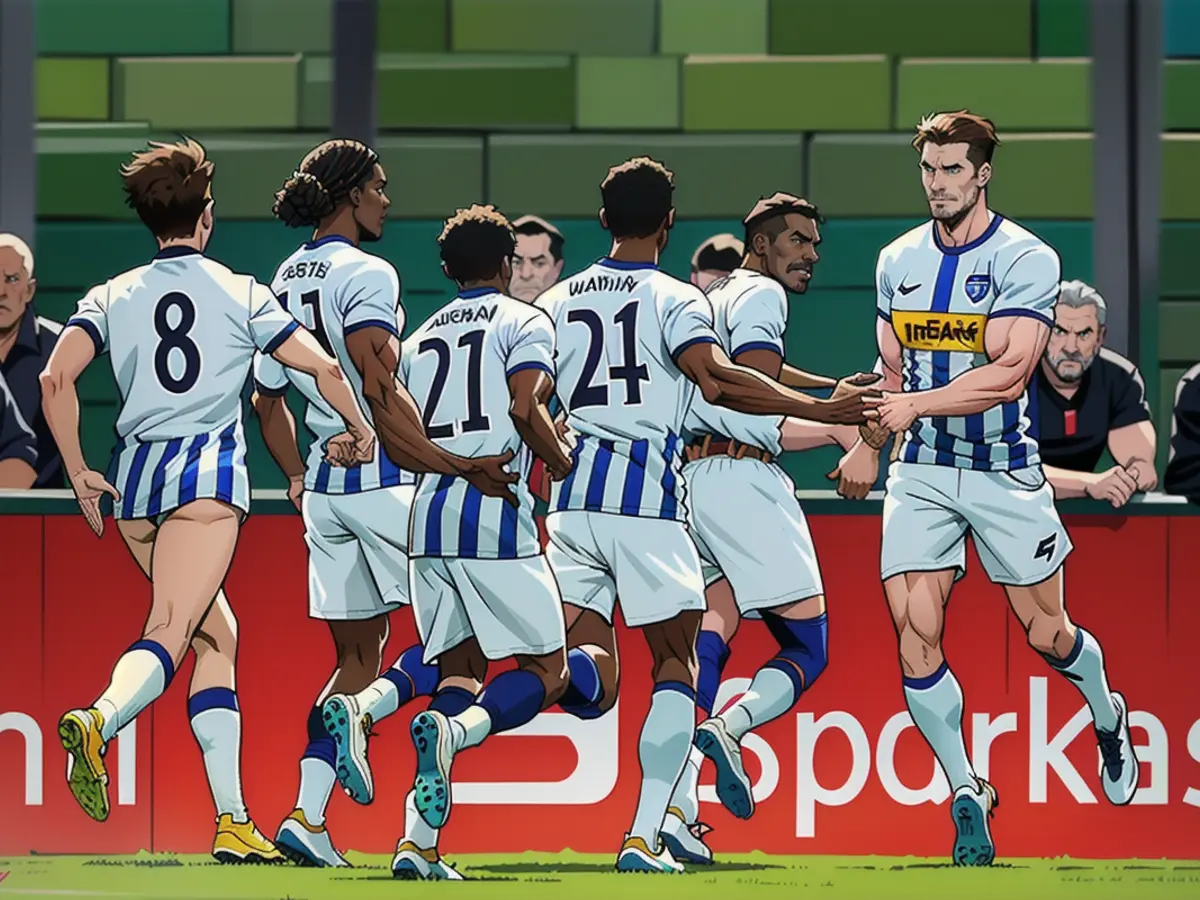 L'attaquant du Hertha, Oliver Rölke (à droite), célèbre le but qu'il a marqué (1:1).