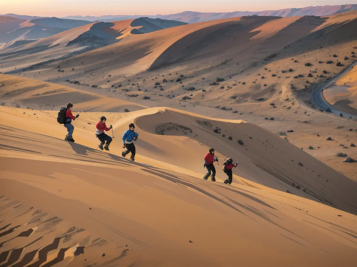 Zu den Wanderungen von UAE Trekkers gehört auch eine Wanderung bei Sonnenuntergang durch die Liwa-Wüste in Abu Dhabi, die als Drehort für den zweiten Teil von 