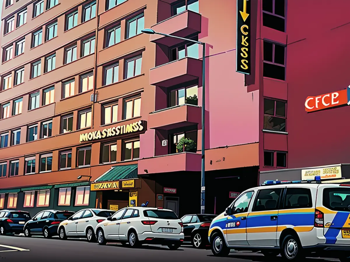 Devant la maison close de Hornstraße, les véhicules civils des enquêteurs financiers étaient garés...
