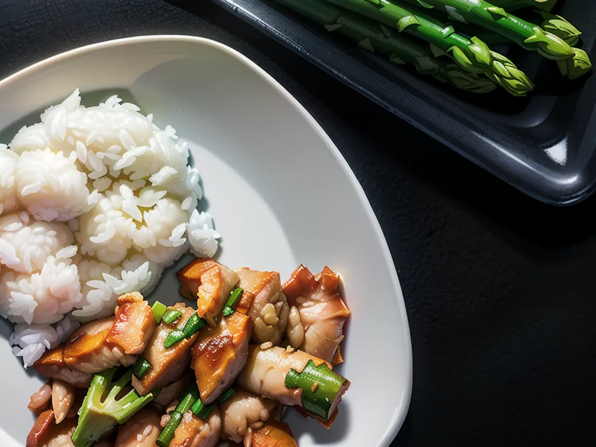 Ideal for losing weight and building muscle: a chicken and rice pan with green asparagus