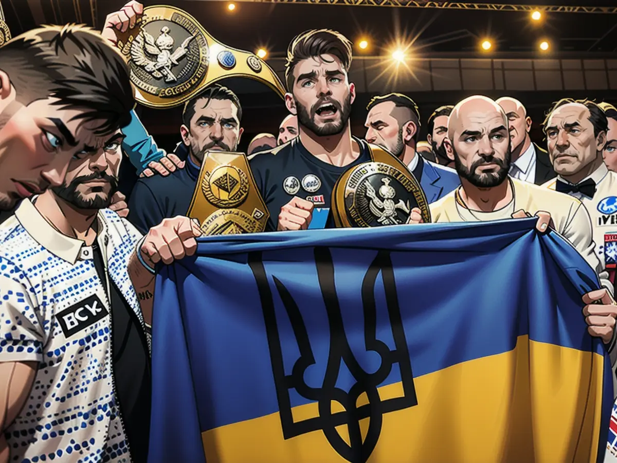 Oleksandr Usyk hält eine ukrainische Flagge, während er nach seinem Sieg über Tyson Fury am 18. Mai 2024 mit dem Gürtel des unbestrittenen Schwergewichtstitels feiert.