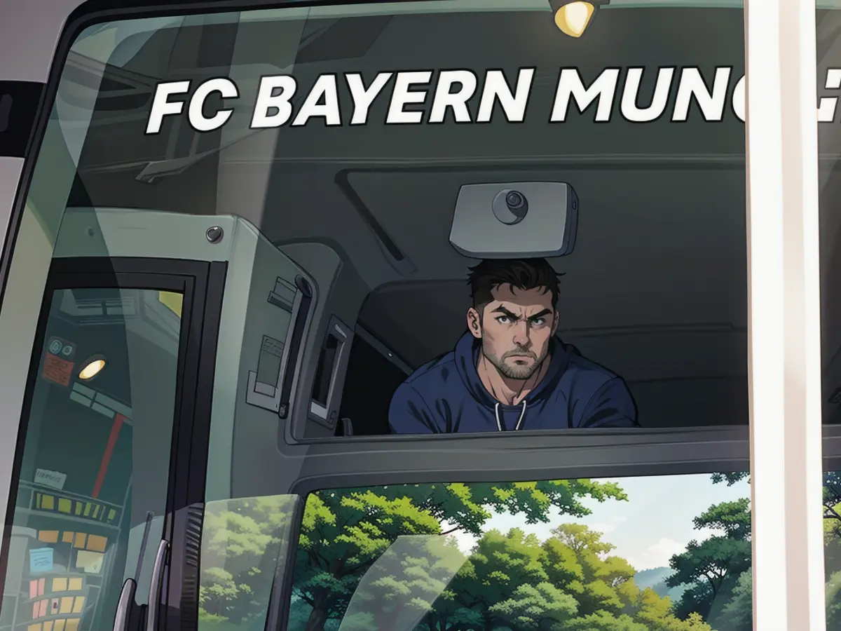 Thomas Tuchel on Friday afternoon at the departure with the Bayern bus to the airfield in Oberpfaffenhofen