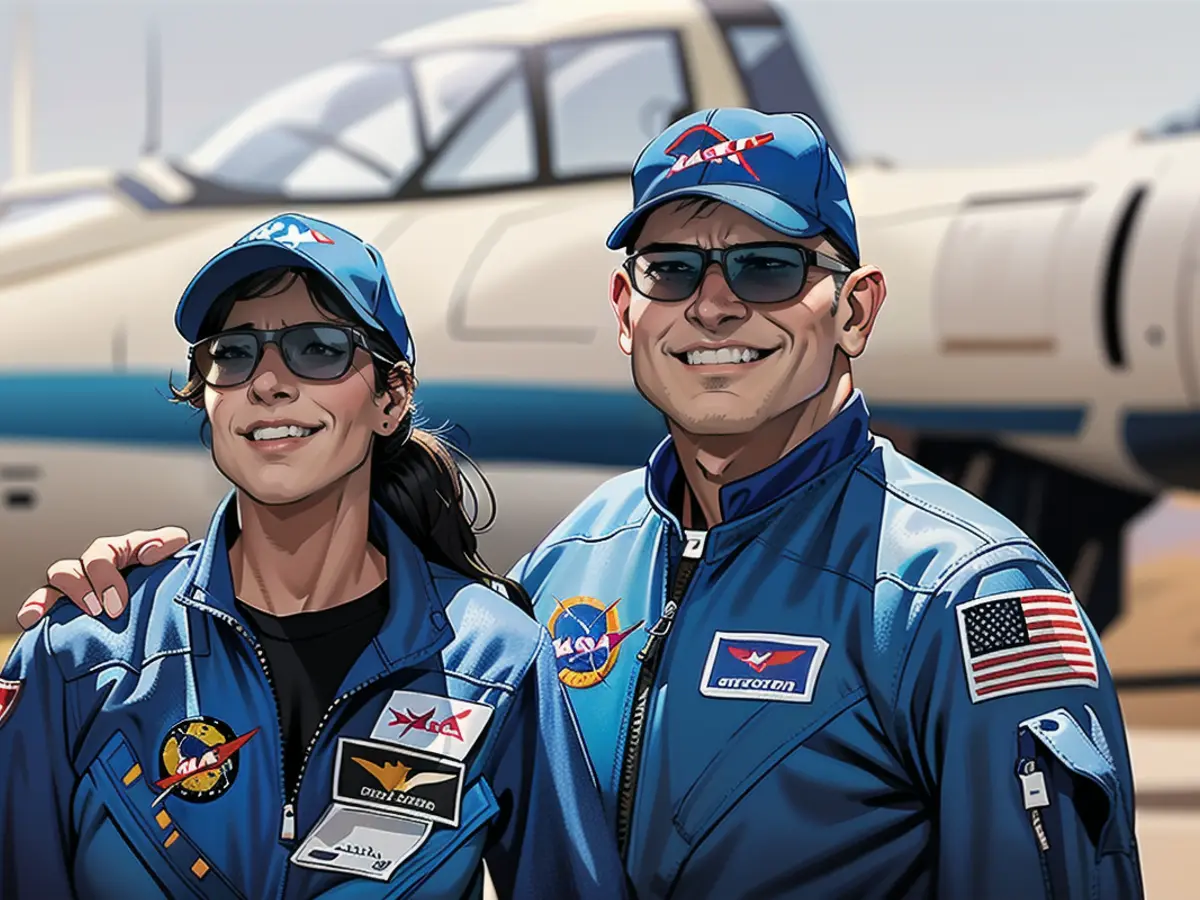 Die NASA-Astronauten Suni Williams (links) und Butch Wilmore posieren am 25. April vor dem geplanten Starliner-Startversuch.