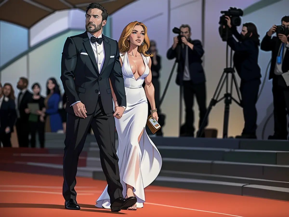 TOPSHOT - Der US-amerikanische Schauspieler Ben Affleck und die US-amerikanische Schauspielerin und Sängerin Jennifer Lopez kommen am 10. September 2021 während der 78. Filmfestspiele von Venedig am Lido in Venedig zur Vorführung des Films 