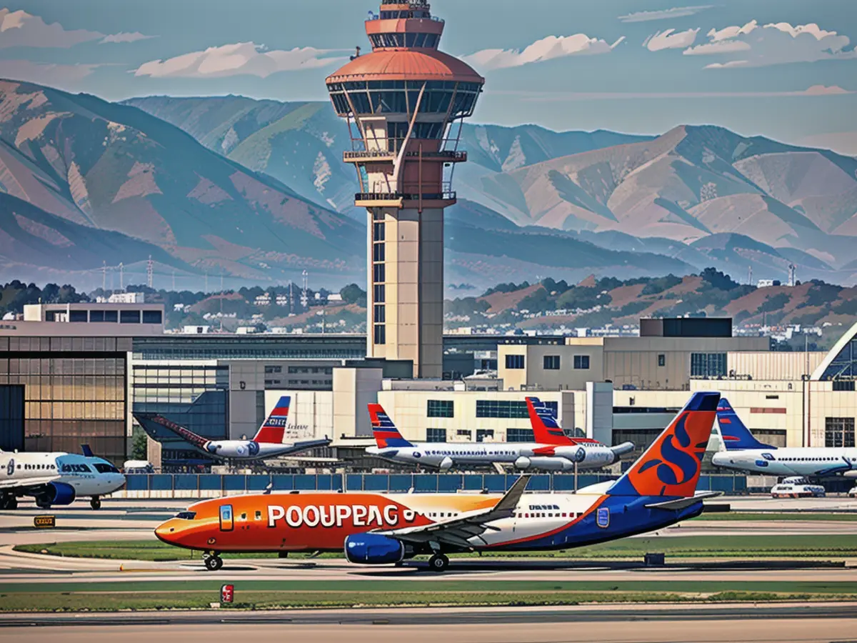 Im Flugsicherungs-Tower des internationalen Flughafens von Los Angeles herrscht reger Betrieb. In den Vereinigten Staaten fehlen immer noch Tausende von Flugsicherungsmitarbeitern.