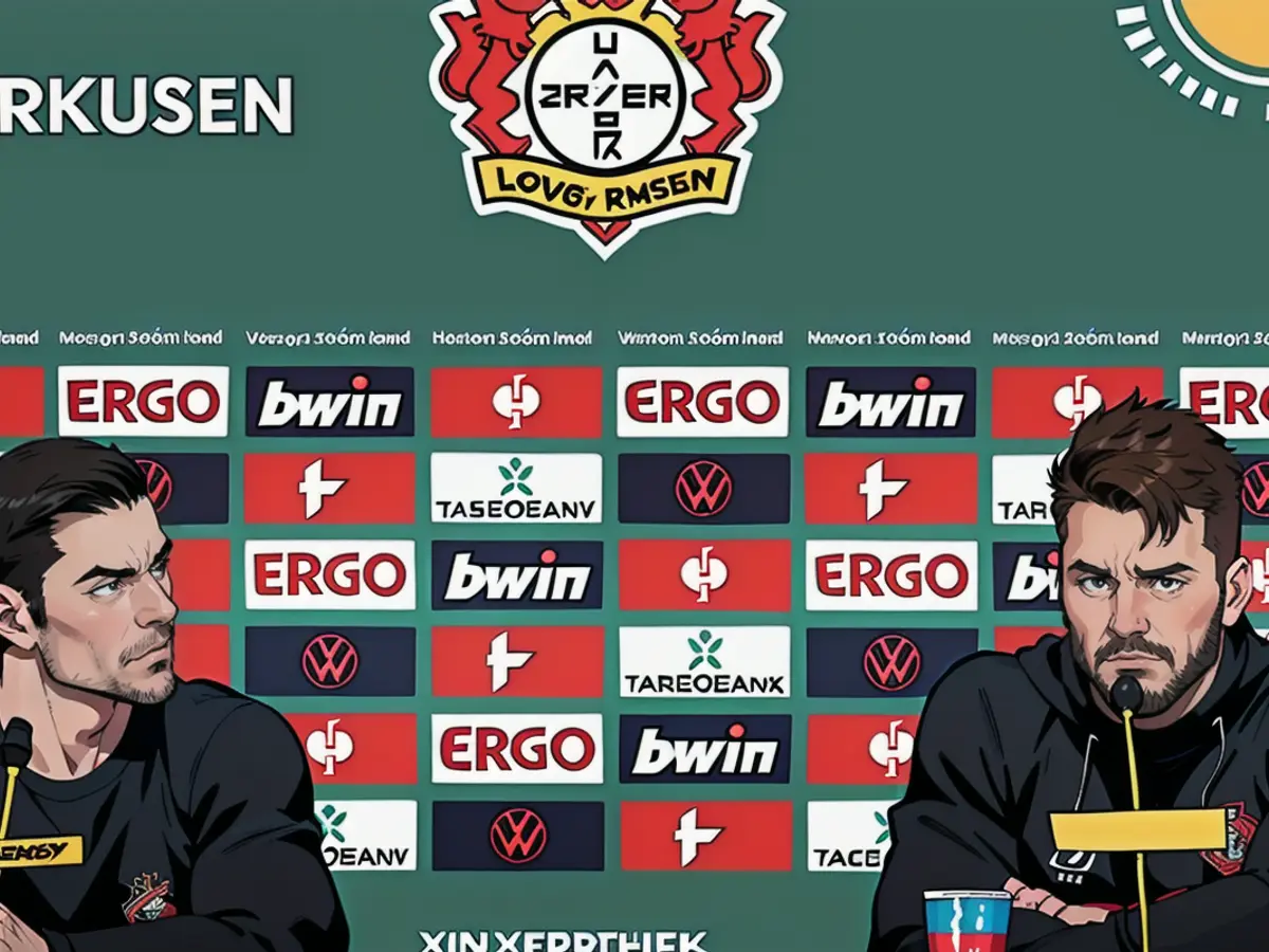 Xabi Alonso (à gauche), entraîneur de Leverkusen, en conférence de presse avec son gardien Lukas...