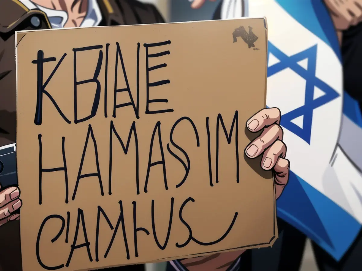 Ein Teilnehmer bei einer Kundgebung von „Fridays for Israel“ am Freitag vor der Humboldt-Universität mit einer klaren Botschaft