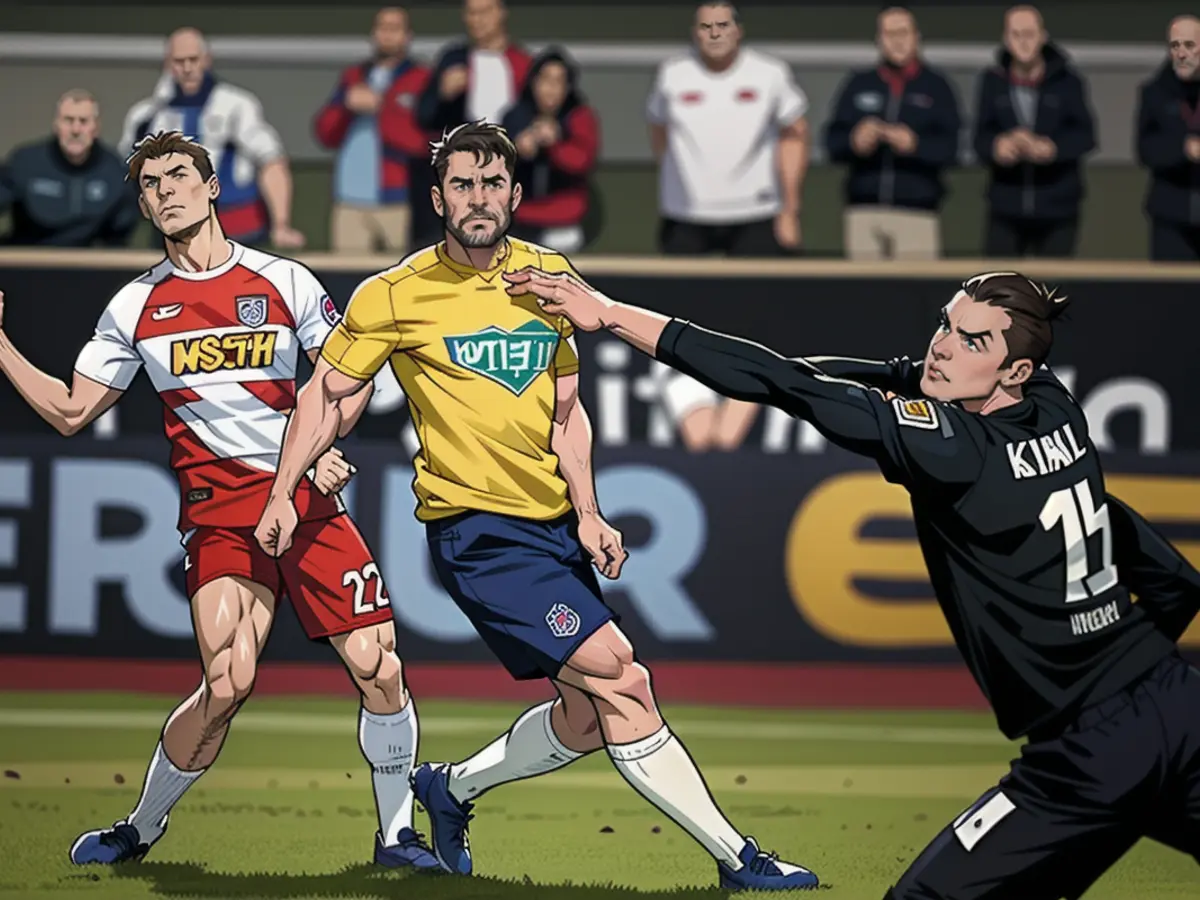 Dominik Kother (à gauche) de Regensburg marque contre le gardien de Wiesbaden Florian Stritzel (à...