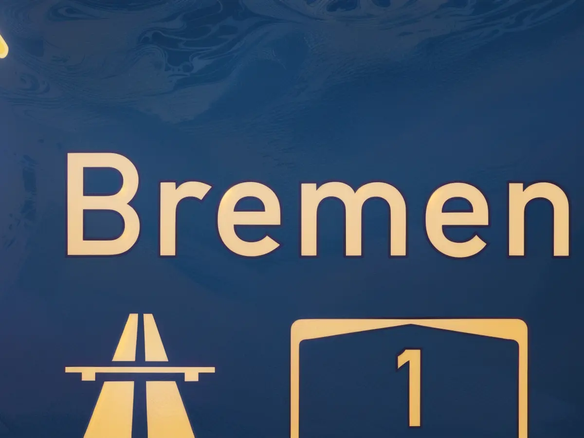 La photo montre un panneau de signalisation indiquant l'A1 en direction de Brême.