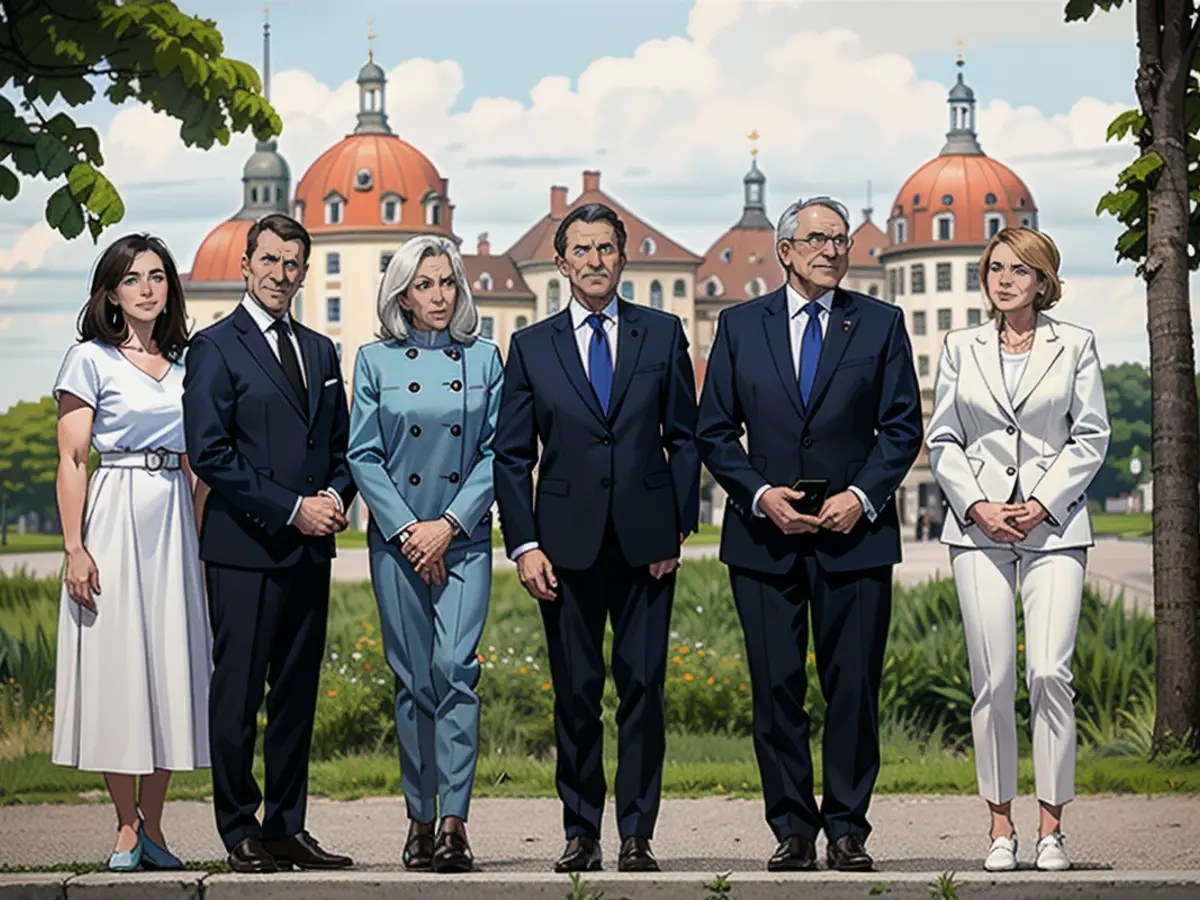 Die Ehepaare Macron (M.) und Steinmeier/Büdenbender (r.) mit Sachsen Ministerpräsident Michael Kretschmer und dessen Ehefrau Annett Hofmann vor dem Schloss Moritzburg