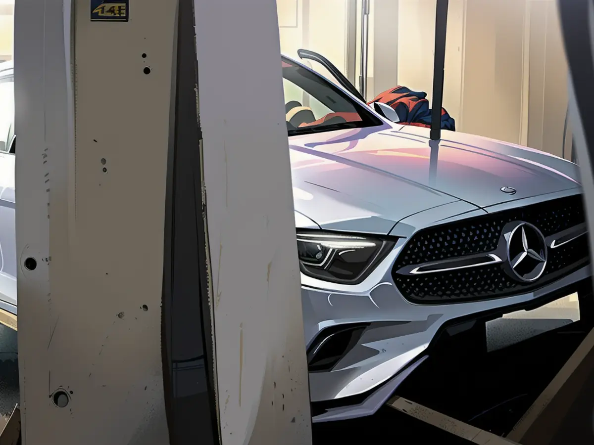 Der Mercedes krachte mit hoher Geschwindigkeit in die Waschanlage