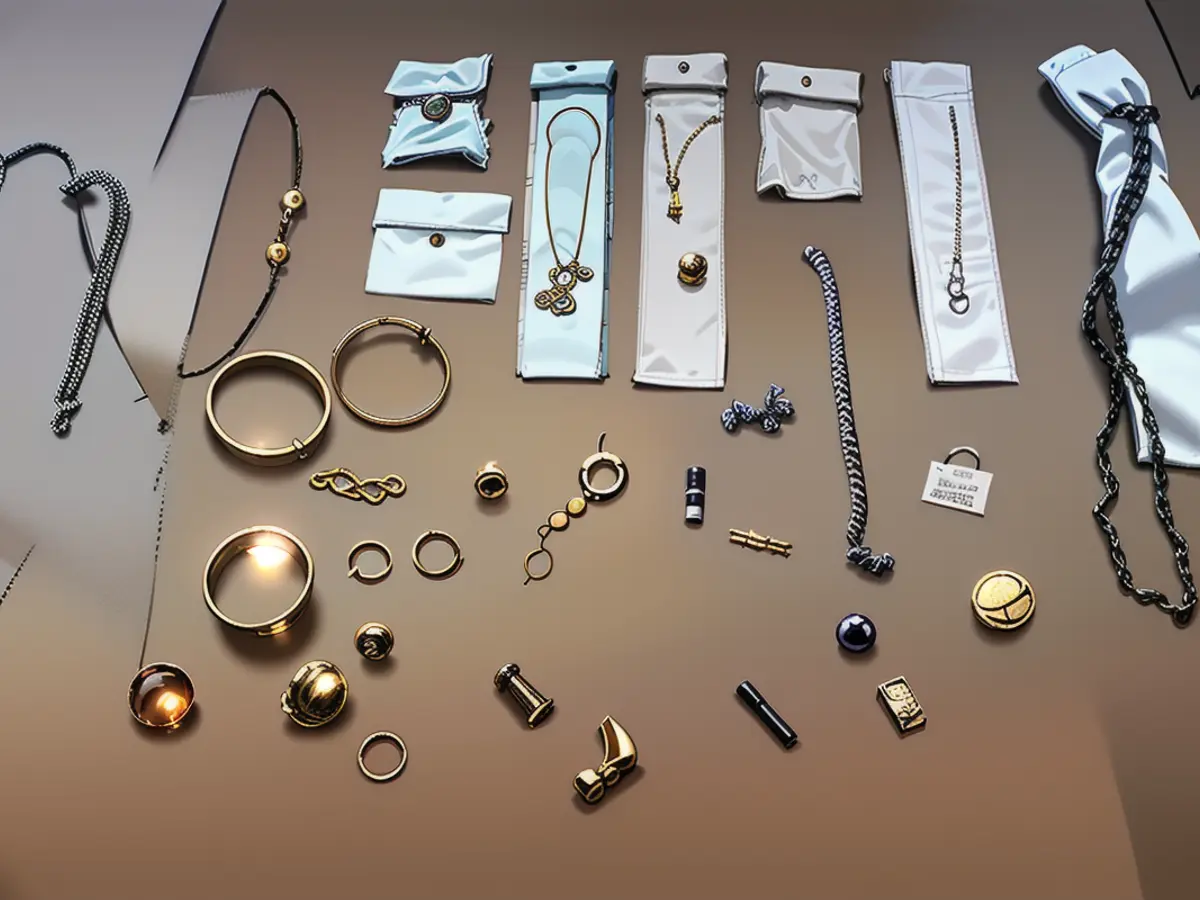 Boucles d'oreilles, bracelets, colliers. Ces bijoux se trouvaient dans une boîte qui a été...