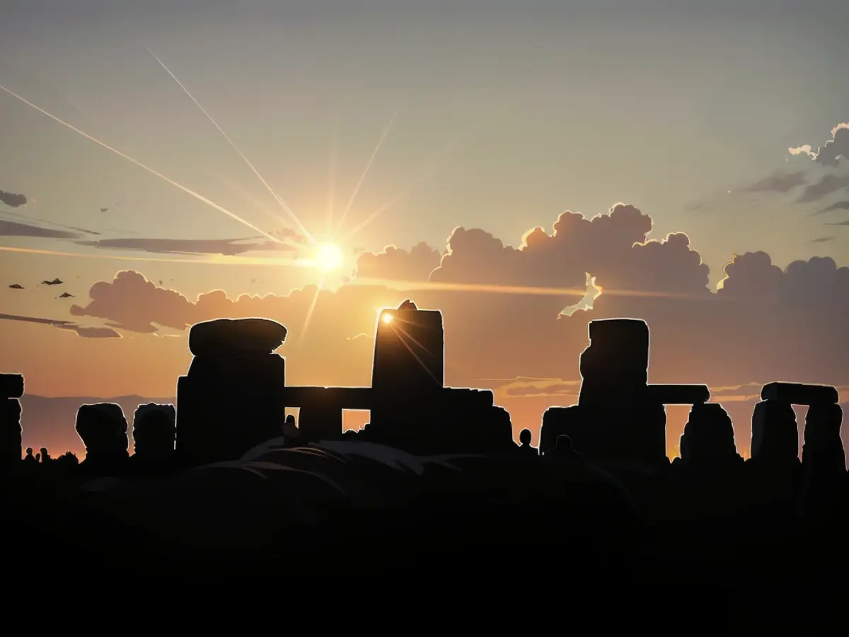 Jedes Jahr versammeln sich die Menschen bei Sonnenaufgang am Tag der Sommersonnenwende in Stonehenge.